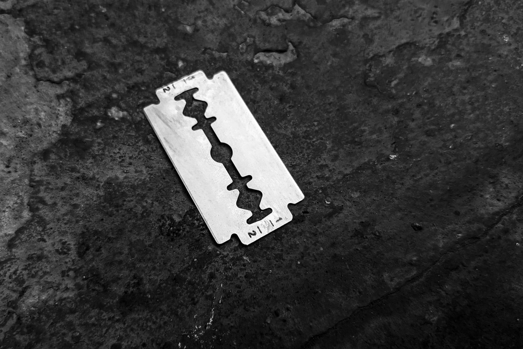 Se raser les testicules avec un rasoir à lame sécurisée ?